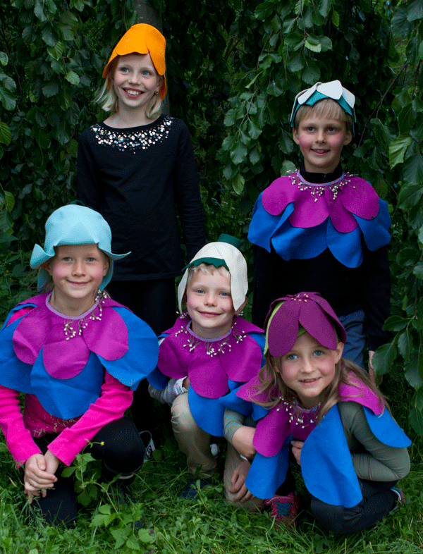  Barnen sjunger sånger som Videvisan, Sockerbagaren, Mors lilla olle och bä bä vita lamm av Alice Tegnér. 