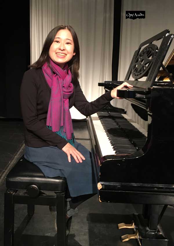 Asuka undervisar de elever som tänker satsa på enn pianokarriere