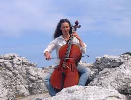 Isabel älskar musik och spelar hela året.